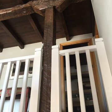 DETALLE DE LA BARANDILLA COLOCADA ENTRE LOS PILARES ANTIGUOS DE MADERA