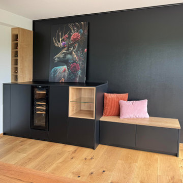 Weinregal in schwarzmatt und Eiche