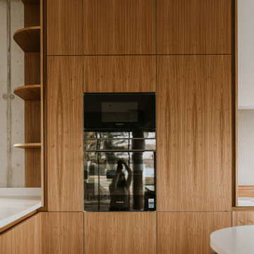 Design-Küche in organischen Formen aus Rüster-Furnier
