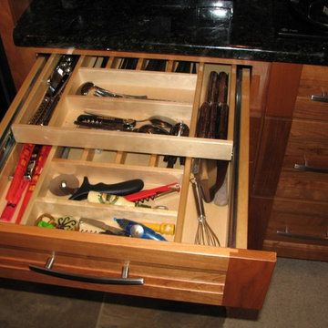 Cherry Shaker with Two Tier Cutlery Divider