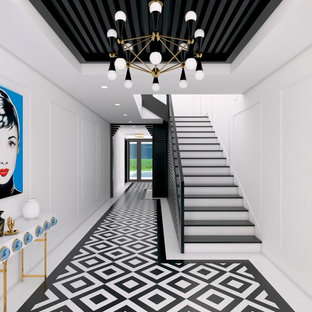 Inspiration pour un grand hall d'entrée bohème avec un mur blanc, un sol en marbre, une porte double, une porte noire et un sol blanc.