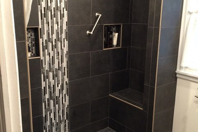 Example of a minimalist bathroom design in Minneapolis