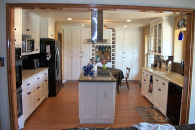 Kitchen - traditional kitchen idea in Dallas