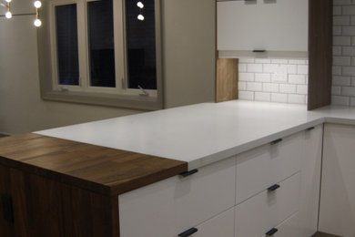 Elegant kitchen photo in Toronto
