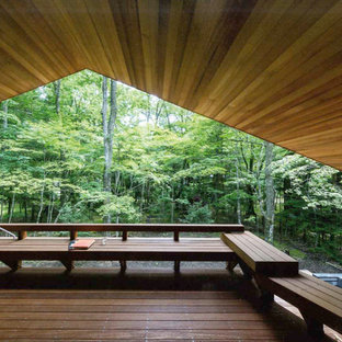 他の地域のアジアンスタイルのおしゃれな裏庭のデッキ (張り出し屋根) の写真