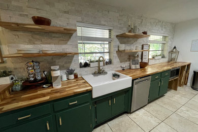 Kitchen - cottage kitchen idea in Tampa