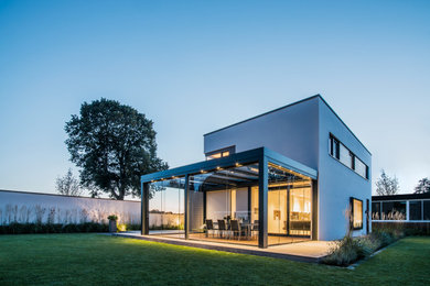 Terrassendach - Glashaus an einem modernen Einfamilienhaus