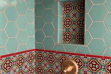 サンタバーバラにある地中海スタイルのおしゃれな浴室の写真