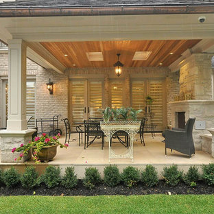 トロントの中サイズのトラディショナルスタイルのおしゃれな裏庭のデッキ (屋外暖炉、張り出し屋根) の写真