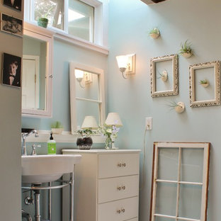 Cette photo montre une salle de bain romantique avec un plan vasque et un mur bleu.