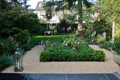 Halbschattiger Klassischer Kiesgarten mit Blumenbeet in Frankfurt am Main
