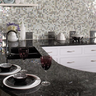 Idée de décoration pour une arrière-cuisine linéaire minimaliste de taille moyenne avec un évier posé, un placard à porte plane, des portes de placard blanches, un plan de travail en onyx, une crédence multicolore, une crédence en mosaïque et un électroménager noir.