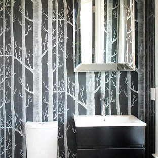 Ispirazione per una stanza da bagno moderna con pareti nere