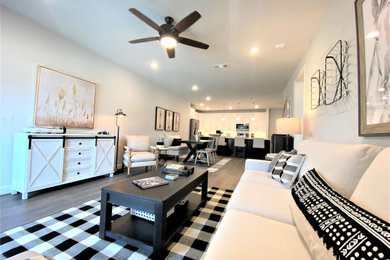 Diseño de sala de estar abierta campestre pequeña sin chimenea y televisor con paredes grises, suelo vinílico y suelo beige
