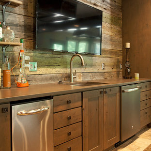 Foto de sótano con puerta rústico, extra grande, sin chimenea