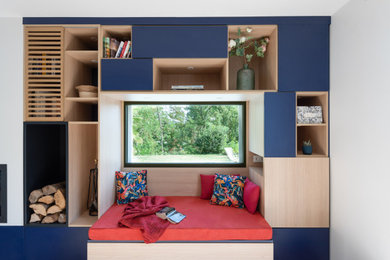 Aménagement d'une grande salle de séjour contemporaine ouverte avec une bibliothèque ou un coin lecture, un sol en travertin, une cheminée standard et un sol beige.