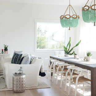 マイアミのビーチスタイルのLDKの画像 (白い壁、淡色無垢フローリング)