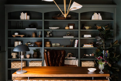 Imagen de despacho clásico renovado con paredes verdes, suelo de madera oscura, escritorio independiente y suelo marrón