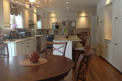Kitchen photo in Cleveland