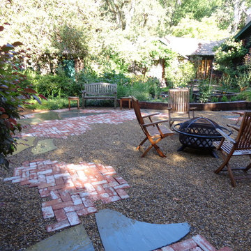 Brick, Flagstone and Gravel Outdoor Living Space
