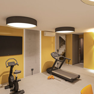 Ispirazione per una piccola palestra multiuso moderna con pareti gialle, pavimento in gres porcellanato e pavimento grigio