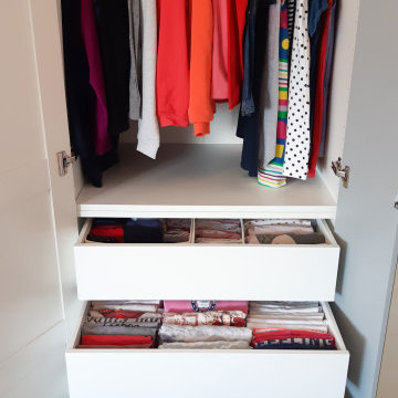 Le dressing de la jeune fille réorganisé et rangé...