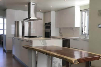 Example of a mid-sized minimalist l-shaped porcelain tile and gray floor open concept kitchen design with an undermount sink, flat-panel cabinets, white cabinets, quartz countertops, white backsplash, marble backsplash, stainless steel appliances and an island