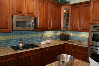 Kitchen - traditional kitchen idea in Philadelphia