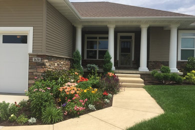 Mid-sized traditional brown one-story mixed siding exterior home idea in Cedar Rapids with a shingle roof