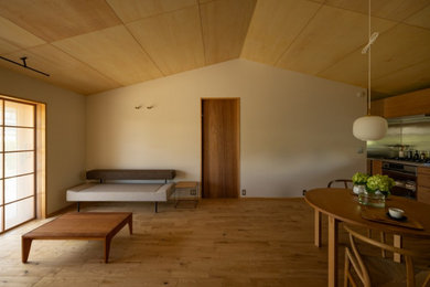 Diseño de salón abierto y beige pequeño con paredes blancas, suelo de madera clara, suelo beige, madera y papel pintado