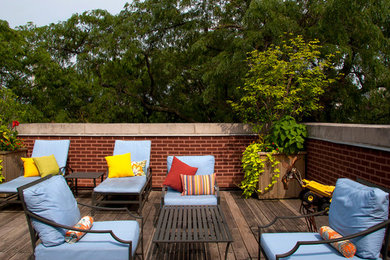 Example of a mid-sized rooftop deck design in Chicago with no cover
