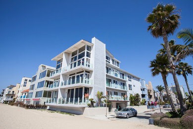 Beach style exterior home photo in Los Angeles