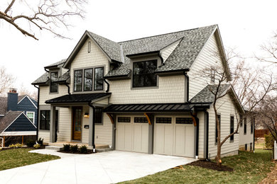 Imagen de fachada de casa beige y negra tradicional renovada de dos plantas