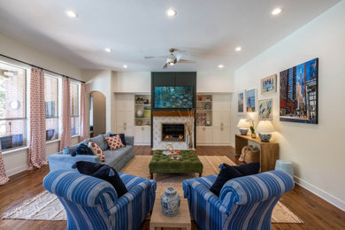 Transitional family room photo in Dallas