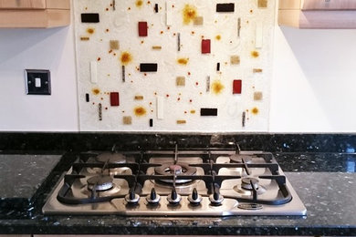 マンチェスターにある低価格の小さなコンテンポラリースタイルのおしゃれなキッチン (茶色いキッチンパネル、ガラス板のキッチンパネル) の写真