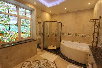 Пример оригинального дизайна: большая главная ванная комната в стиле неоклассика (современная классика) с гидромассажной ванной, инсталляцией, бежевой плиткой, керамогранитной плиткой, бежевыми стенами, полом из керамогранита, накладной раковиной, мраморной столешницей, бежевым полом и душем с раздвижными дверями