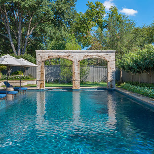 ダラスの長方形トラディショナルスタイルのおしゃれなプールの写真