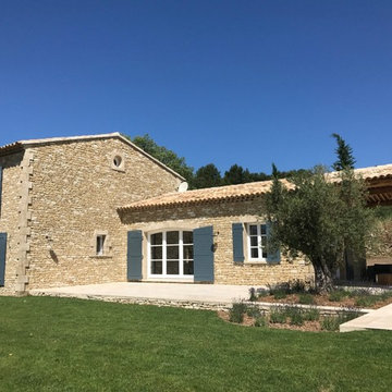 Construction d'une maison en pierres avec piscine à Gordes