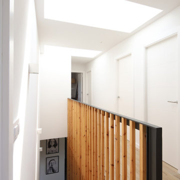 Escaleras de madera y pasillo de la casa Sant Fost