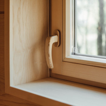 Окно в сауне с деревянной ручкой.