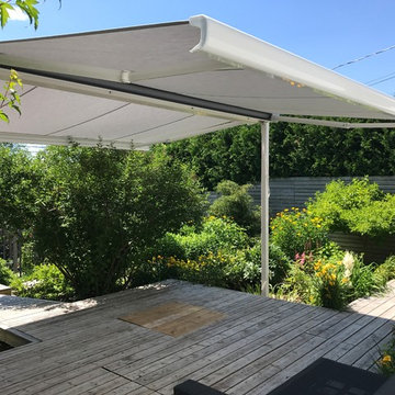 Free standing, dual-retracting awning