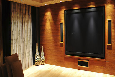 Ejemplo de cine en casa cerrado contemporáneo de tamaño medio con paredes marrones, suelo de madera clara, pared multimedia y suelo beige