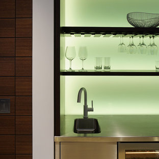 ニューヨークの中サイズのコンテンポラリースタイルのおしゃれなウェットバー (オープンシェルフ、濃色木目調キャビネット、ステンレスカウンター、緑のキッチンパネル、グレーのキッチンカウンター) の写真