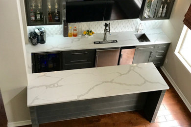 Example of a beach style home bar design