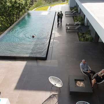 Benedict Canyon Beverly Hills modern home backyard swimming pool & family entert