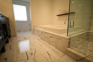 デトロイトにあるコンテンポラリースタイルのおしゃれな浴室の写真