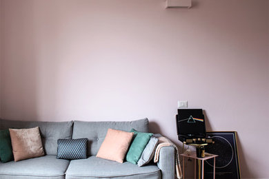 Ispirazione per un soggiorno shabby-chic style di medie dimensioni e aperto con sala formale, pareti rosa, pavimento in legno massello medio, TV a parete e pavimento marrone
