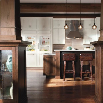 Decorá Cabinets: Rustic Kitchen with Pillars
