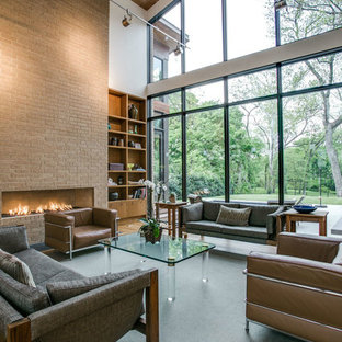 Idéer för stora funkis allrum med öppen planlösning, med vita väggar, ljust trägolv, en bred öppen spis och en spiselkrans i tegelsten