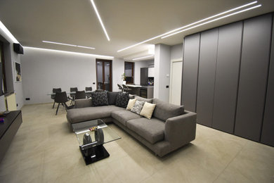 Foto di un grande soggiorno contemporaneo con pareti bianche, pavimento in gres porcellanato, TV a parete e soffitto ribassato